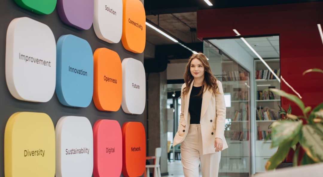 Woman in white suit is Leveraging Workday BP Definitions for Impact Assessment Analysis